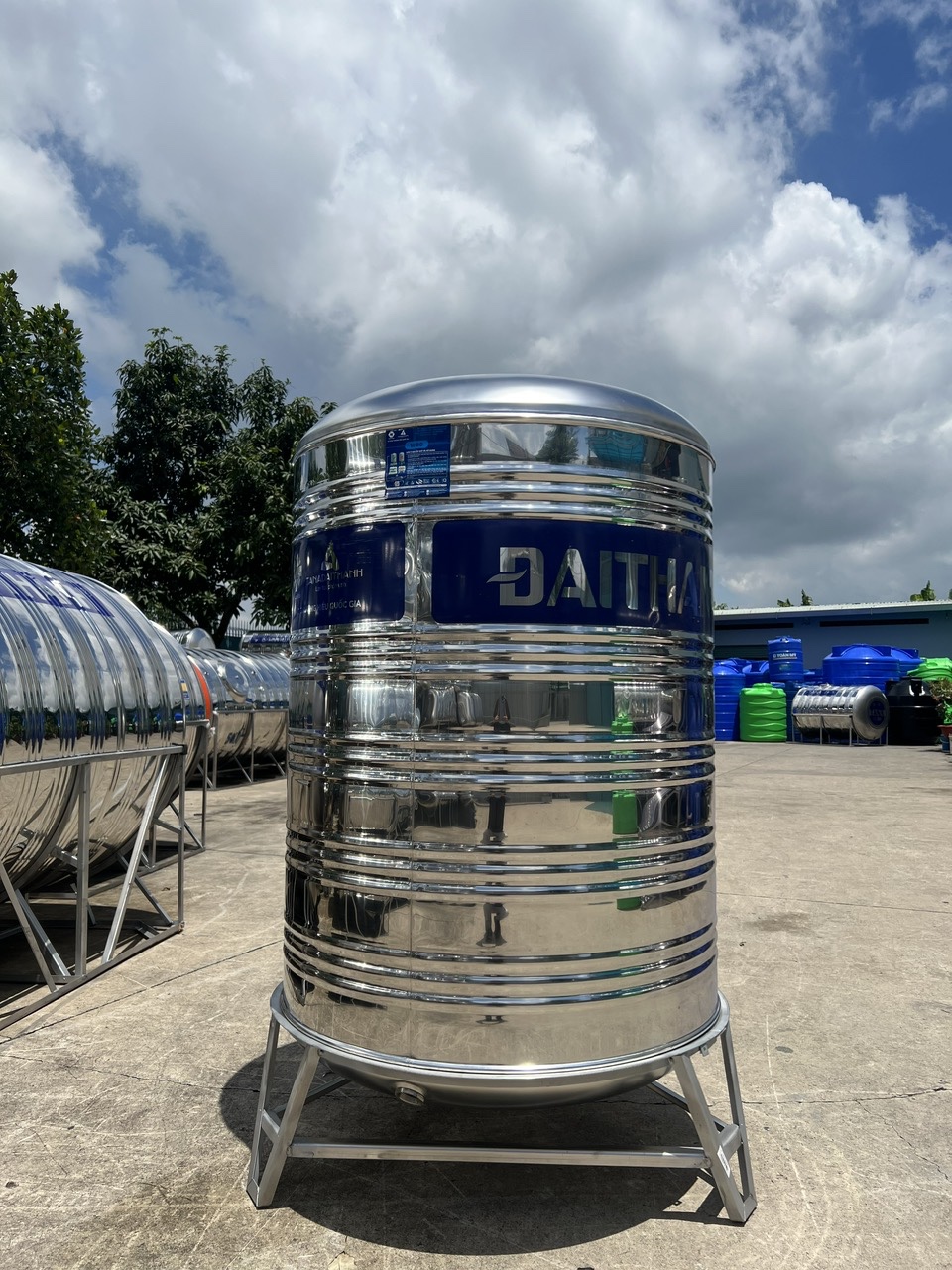 Hình thực tế bồn inox Đại Thành 1000L đứng Bồn inox Đại Thành 1000L đứng tại kho